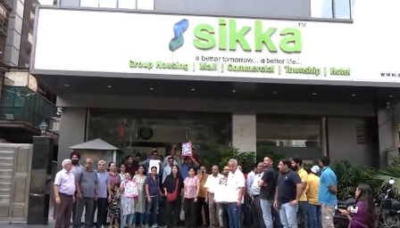 नोएडा सेक्टर 79 के निवासियों ने बिजली और साफ पानी जैसी बुनियादी सुविधाओं को लेकर सिक्का बिल्डर्स के खिलाफ किया विरोध प्रदर्शन
