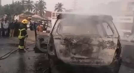 वसई में इनोव्हा-बाइक टक्कर के बाद लगी भीषण आग, अग्निशमन दल की तत्परता से बड़ा हादसा टला