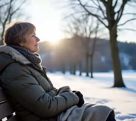 सर्दियों में धूप सेंकना न सिर्फ आरामदायक, बल्कि सेहत के लिए भी है वरदान, जानिए कैसे?