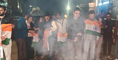 भारत की जीत पर देश में जश्न का माहौल, लोगों ने टीम इंडिया को दी बधाई