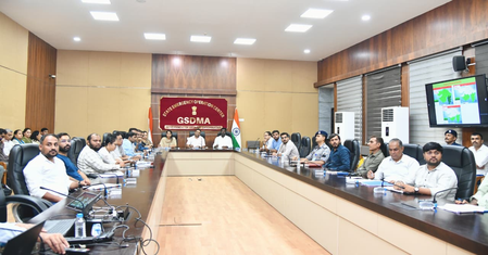 गुजरात: मानसून आपात स्थितियों से निपटने के लिए उच्च स्तरीय बैठक में तैयारियों की समीक्षा की गई