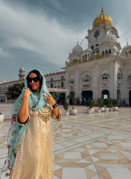 नेहा धूपिया ने स्वर्ण मंदिर में टेका माथा, अमृतसरी छोले-भटूरे का लिया स्वाद