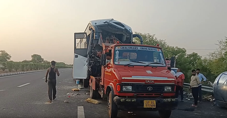 आगरा-लखनऊ एक्सप्रेसवे पर डबल डेकर बस ने मारी ट्रक को टक्कर, 25 से अधिक यात्री घायल