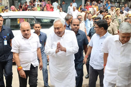 नीतीश कुमार ने बख्तियारपुर स्थित पैतृक आवास का किया दौरा, बड़ी संख्या में जुटे स्थानीय लोग