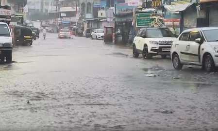 मुंबई में मूसलाधार बारिश का कहर, स्कूल-कॉलेज बंद, उड़ानें और लोकल सेवाएं प्रभावित