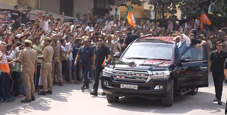 पीएम मोदी के स्वागत में काशी में उमड़ा जनसैलाब, ‘हर-हर महादेव’ के उद्घोष के बीच नमो घाट पहुंचे प्रधानमंत्री