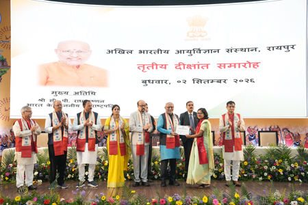 उपराष्ट्रपति ने रायपुर एम्स में मेधावियों को दिए स्वर्ण पदक, नक्सलवाद से मुक्त छत्तीसगढ़ की सराहना की