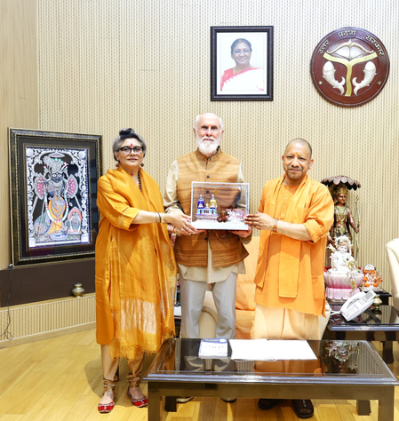 प्रख्यात अमेरिकी वैदिक विद्वान ने लखनऊ में की सीएम योगी से मुलाकात