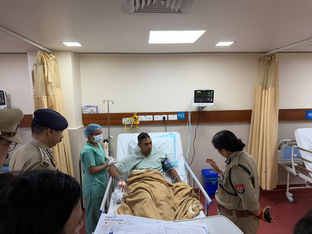 ग्रेटर नोएडा अग्निकांड: घायलों से मिलने अस्पताल पहुंचीं पुलिस कमिश्नर लक्ष्मी सिंह