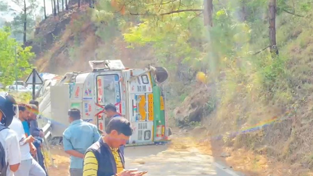 उत्तराखंड के टिहरी जिले में अनियंत्रित होकर पलटा ट्रक, यातायात प्रभावित