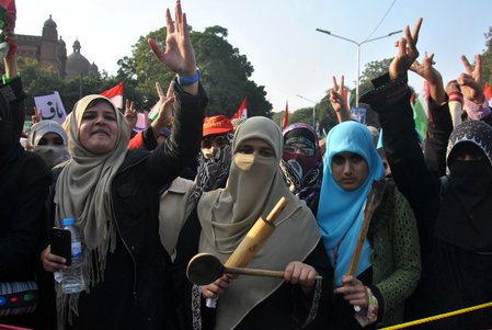 पश्चिम एशिया तनाव का असर: पाकिस्तान में एलपीजी की कीमतों में भारी उछाल, अवाम परेशान