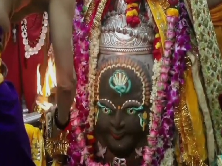 पंचामृत और आम्र रस से महाकाल का अभिषेक, अक्षय तृतीया पर माथे पर शेषनाग को दिया स्थान