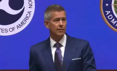 अमेरिका में अब तक का सबसे लंबा शटडाउन जारी, हवाई क्षमता में 10 फीसदी कटौती की चेतावनी