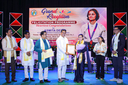 त्रिपुरा: सीएम ने कॉमनवेल्थ गेम्स की गोल्ड मेडलिस्ट अस्मिता को सौंपा 10 लाख का चेक, अगरतला में मिलेगी जमीन