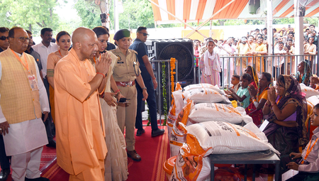 फर्रुखाबाद में सीएम योगी ने हवाई सर्वेक्षण कर देखे बाढ़ के हालात, पीड़ितों को दिलाया हर दुःख-दर्द में खड़े रहने का विश्वास