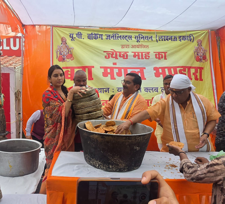 लखनऊ में वाटर वूमेन शिप्रा पाठक ने बड़े मंगल पर 55 हजार हरे पत्तल बांटकर प्लास्टिक मुक्त भविष्य का दिया संदेश