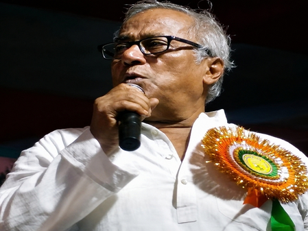 अपने ही संसदीय क्षेत्र में तृणमूल सांसद सौगत राय का विरोध, वाहन पर फेंका गया अंडा