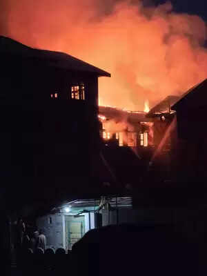 बांग्लादेश: बीएनपी नेता का घर उपद्रवियों ने फूंका, सात साल की बच्ची जिंदा जली