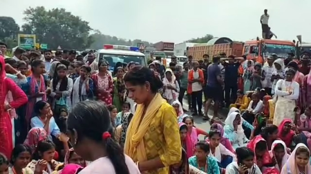 कंपनी में वेतन, कार्य अवधि और सुरक्षा की मांग को लेकर महिला कामगारों ने रांची-टाटा रोड किया जाम