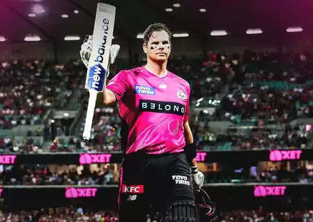 बीबीएल: हैडली ने एक ही ओवर में लुटाए 32 रन, स्मिथ ने शतक के साथ सिक्सर्स को जिताया