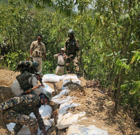 मणिपुर: म्यांमार सीमा से अत्याधुनिक हथियार बरामद, अवैध बंकर ध्वस्त