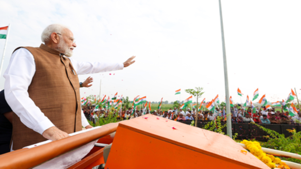 'मोदी कहीं नहीं जाएंगे', खड़गे के बयान का गुजरात में दिया गया जवाब; पीएम के समर्थन में उमड़ा जनसैलाब