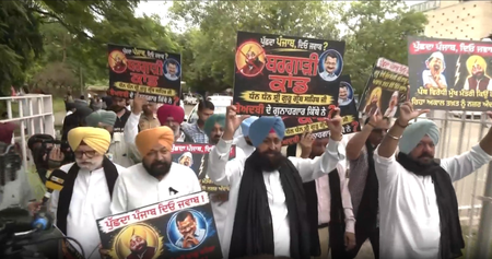कांग्रेस विधायकों ने पंजाब विधानसभा में किया प्रदर्शन, सरकार पर वादाखिलाफी का लगाया आरोप