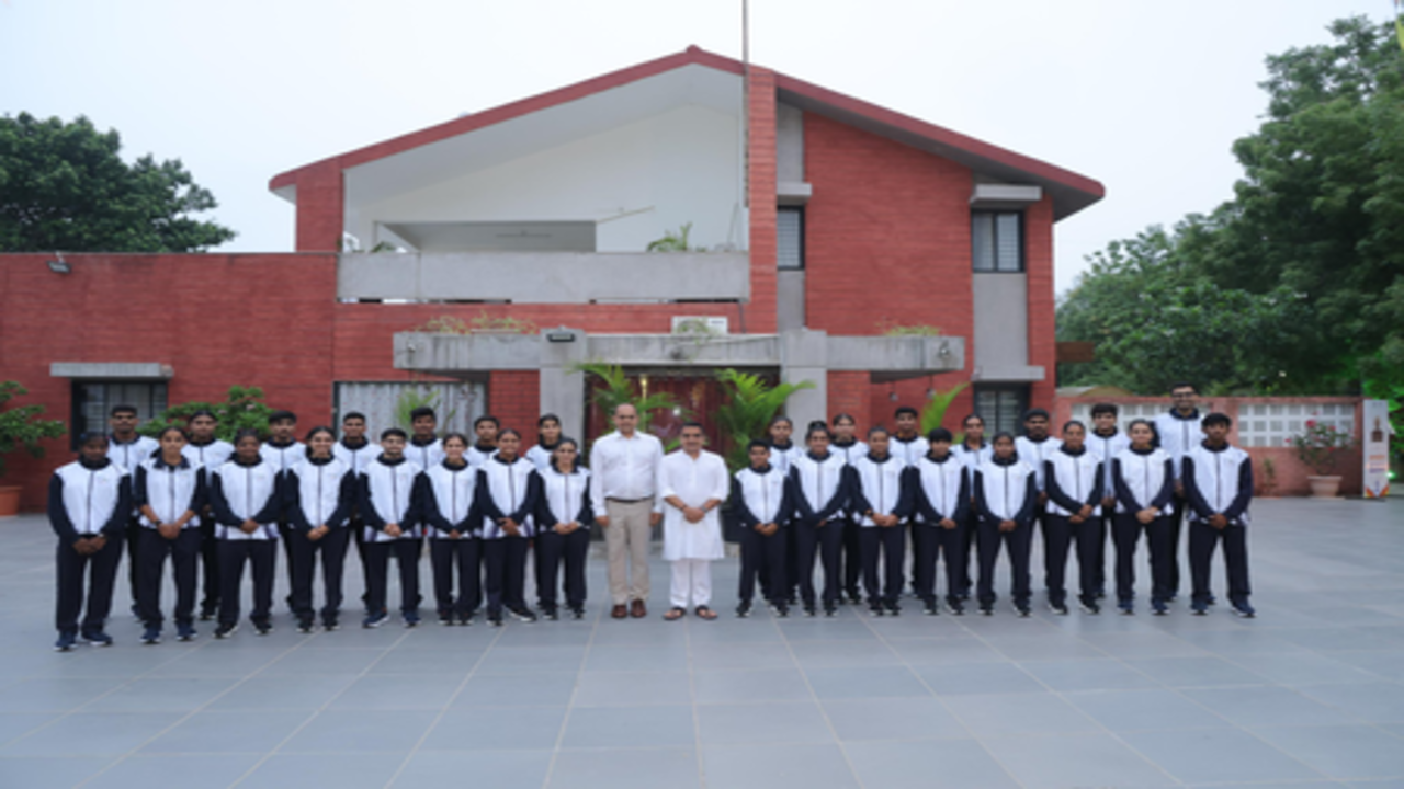 गुजरात: गांधीनगर में उभरते खिलाड़ियों से मिले उपमुख्यमंत्री हर्ष संघवी, बोले- हर खिलाड़ी के चेहरे पर दिखता है आत्मविश्वास