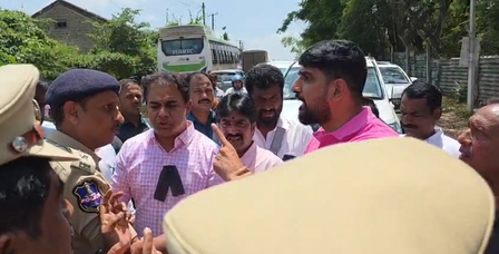 केसीआर फार्महाउस पर हंगामा: स्पीकर पर टिप्पणी को लेकर कांग्रेस का प्रदर्शन