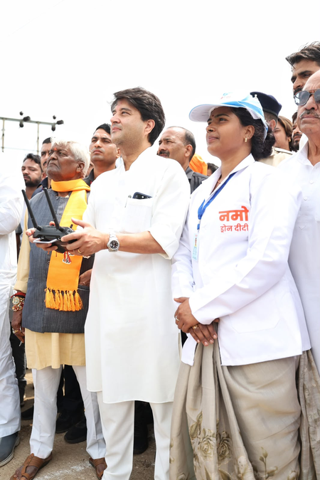 गुना में ज्योतिरादित्य सिंधिया ने नमो ड्रोन दीदी के साथ उड़ाया ड्रोन