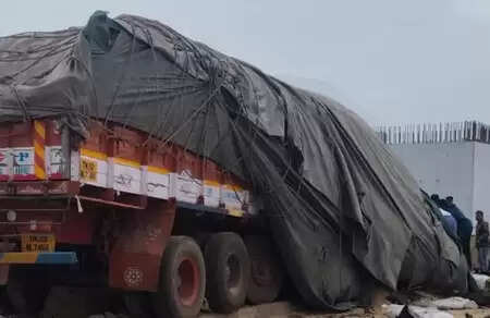 तमिलनाडु: धर्मपुरी में भीषण सड़क हादसा, 4 की मौत, 3 गंभीर रूप से घायल