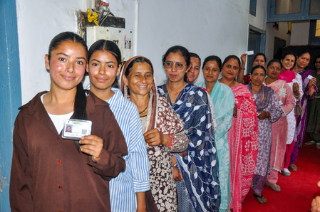 हिमाचल प्रदेश: 1189 पंचायतों के लिए दोपहर एक बजे तक 63.58 फीसदी मतदान