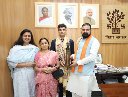 बिहार: एशियन गेम्स में कांस्य पदक जीतने वाले बॉबी कुमार को सीएम सम्राट चौधरी ने किया सम्मानित