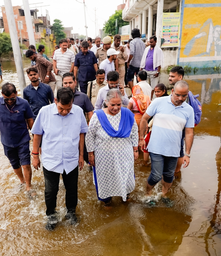 बाढ़ प्रभावितों को राहत पहुंचाने में लापरवाही बर्दाश्त नहीं, एके शर्मा ने अधिकारियों को दिए निर्देश