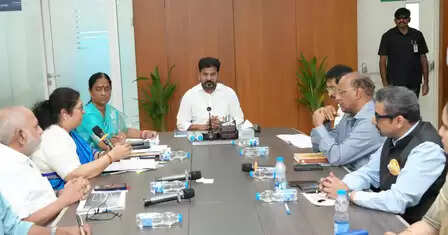 તેલંગાણા: સીએમ રેવન્થ રેડ્ડીએ 'ગોદાવરી પુષ્કરલુ' ને ધ્યાનમાં રાખીને અધિકારીઓ સાથે સમીક્ષા મીટિંગની સમીક્ષા કરી