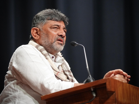 कर्नाटक के डिप्टी सीएम शिवकुमार का दावा, 'चुनावों के बाद केंद्र बढ़ाएगा ईंधन की कीमतें'