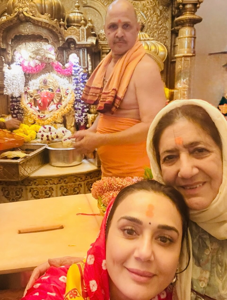 प्रीति जिंटा ने सिद्धिविनायक मंदिर की पुरानी तस्वीरें शेयर कर दी गणेश चतुर्थी की शुभकामनाएं