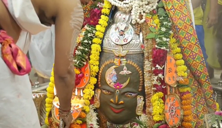 भांग से शृंगार और मस्तक पर चंद्रमा धारण कर सजे बाबा महाकाल, भस्म आरती में बड़ी संख्या में शामिल हुए भक्त