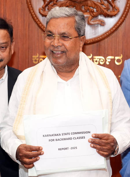 कर्नाटक: सीएम सिद्धारमैया को सौंपी गई जाति जनगणना रिपोर्ट, विवाद की संभावना