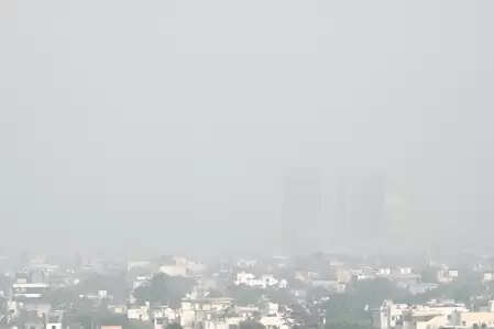 दिल्ली-एनसीआर गैस चैंबर में तब्दील, हवा की गुणवत्ता 'बहुत खराब' से 'गंभीर' के बीच , स्वास्थ्य पर गंभीर संकट