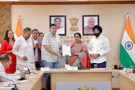 निर्माण संबंधी गतिविधियों पर अंकुश और रोजगार के बीच संतुलन बनाने की कवायद जारी : सीएम रेखा गुप्ता