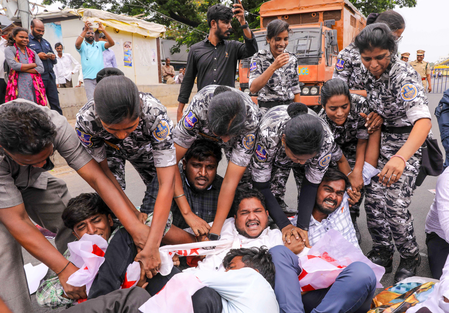 नीट विवाद: हैदराबाद पुलिस ने लोक भवन की ओर मार्च कर रहे छात्रों को रोका
