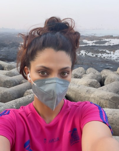 प्रदूषण के चलते सैयामी खेर का छलका दर्द, कहा- अब समंदर की हवा नहीं, मास्क है सहारा