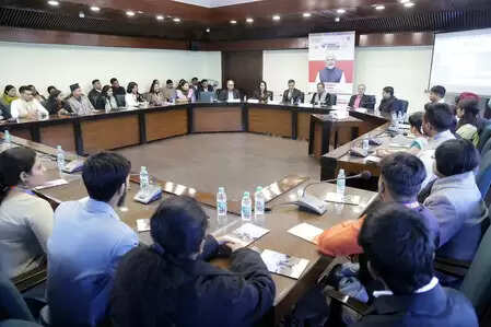 लेखकों के साथ प्रौद्योगिकी, ज्ञान की खोज व राष्ट्रीय दृष्टिकोण पर विचार-विमर्श