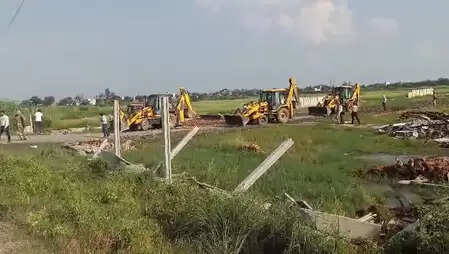 जेवर एयरपोर्ट के पास अवैध निर्माण पर यमुना प्राधिकरण की बड़ी कार्रवाई, 200 करोड़ की जमीन कब्जामुक्त