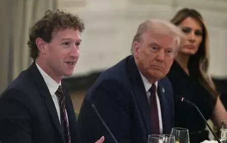 सिंहावलोकन 2025: जब हॉट माइक ऑन रह गया और दुनिया ने सच सुन लिया