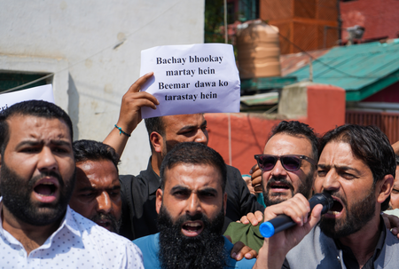 बिजली दरों में बढ़ोतरी के खिलाफ श्रीनगर में पीडीपी और जेकेएपी का प्रदर्शन
