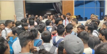 कानपुर में बीएसएफ कांस्टेबल भर्ती परीक्षा के दौरान बड़ा हंगामा, उम्मीदवारों की री-एग्जाम की मांग