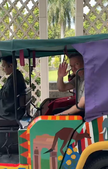 ऑस्ट्रेलिया के जलवायु परिवर्तन और ऊर्जा मंत्री क्रिस बोवेन ने नई दिल्ली में ई-रिक्शा की सवारी की