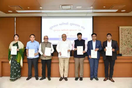गुजरात : सीएम भूपेंद्र पटेल को सौंपी गई प्रशासनिक सुधार आयोग की छठी रिपोर्ट